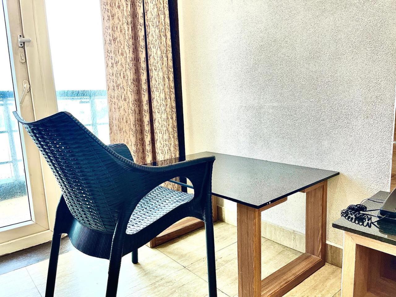 Gr Palace, In Front Of Sea-Beach With Breakfast, Swimming-Pool, Fully Air-Conditioned, Hotel With Parking Availability 푸리 외부 사진