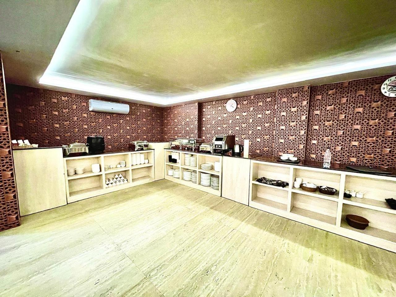 Gr Palace, In Front Of Sea-Beach With Breakfast, Swimming-Pool, Fully Air-Conditioned, Hotel With Parking Availability 푸리 외부 사진