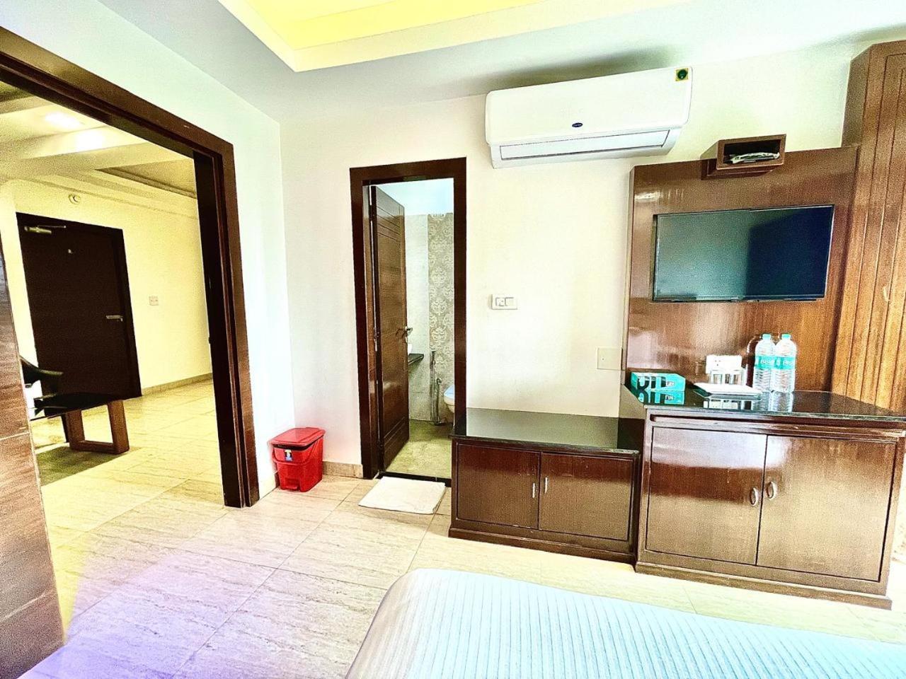 Gr Palace, In Front Of Sea-Beach With Breakfast, Swimming-Pool, Fully Air-Conditioned, Hotel With Parking Availability 푸리 외부 사진