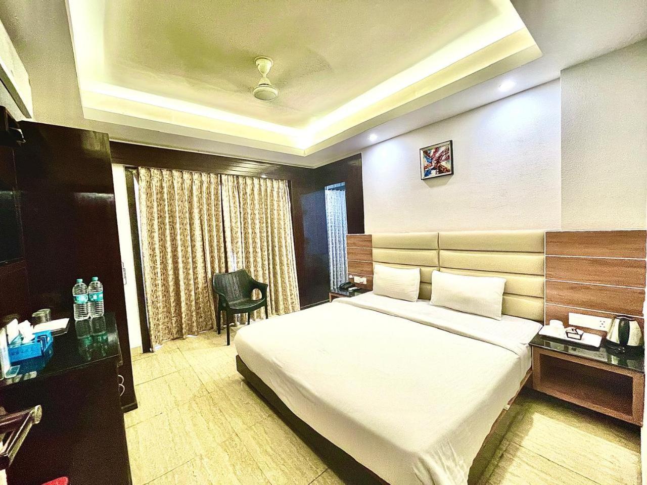 Gr Palace, In Front Of Sea-Beach With Breakfast, Swimming-Pool, Fully Air-Conditioned, Hotel With Parking Availability 푸리 외부 사진