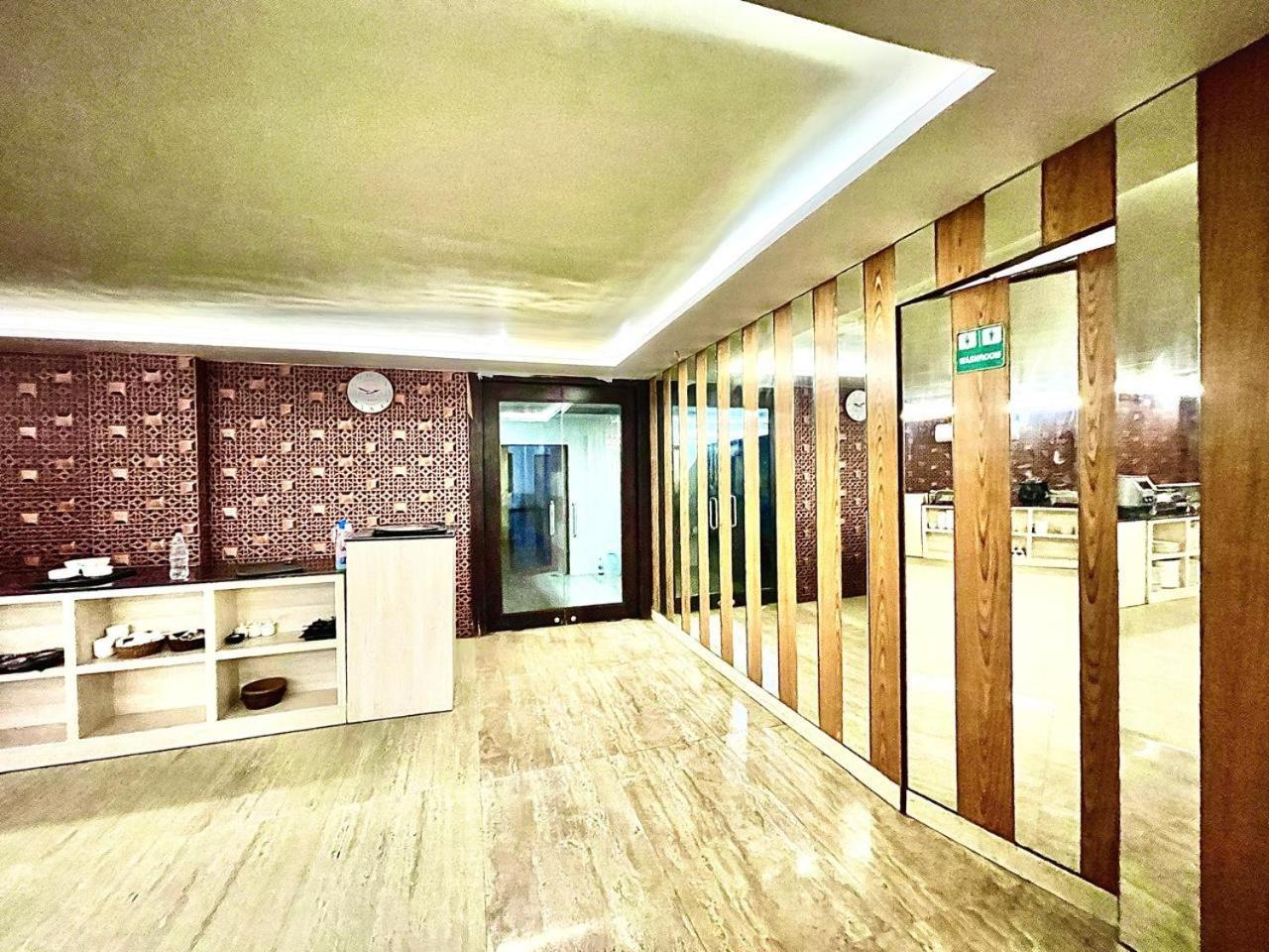 Gr Palace, In Front Of Sea-Beach With Breakfast, Swimming-Pool, Fully Air-Conditioned, Hotel With Parking Availability 푸리 외부 사진