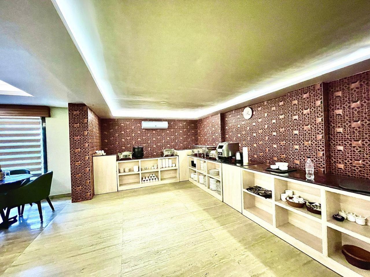 Gr Palace, In Front Of Sea-Beach With Breakfast, Swimming-Pool, Fully Air-Conditioned, Hotel With Parking Availability 푸리 외부 사진