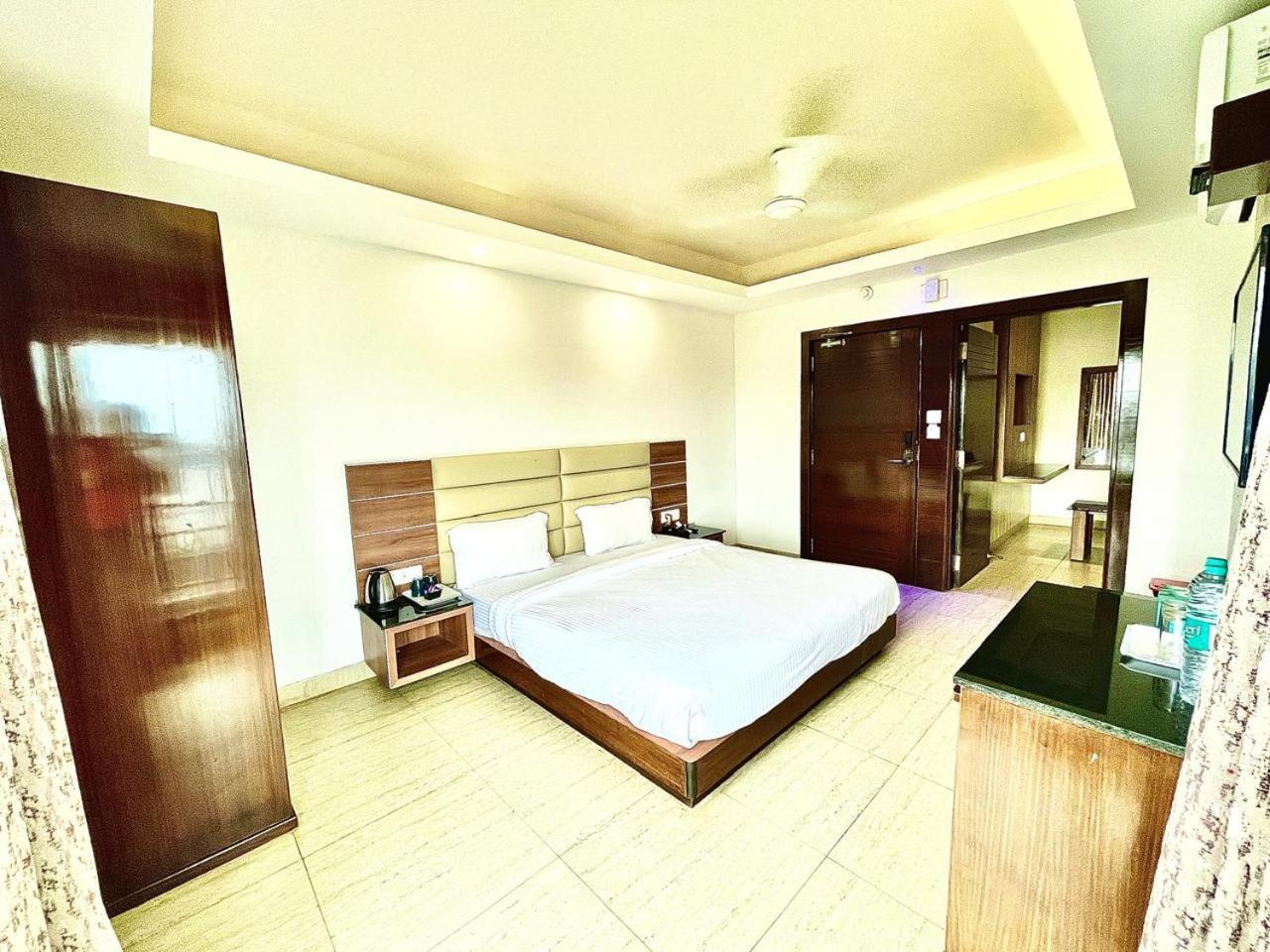 Gr Palace, In Front Of Sea-Beach With Breakfast, Swimming-Pool, Fully Air-Conditioned, Hotel With Parking Availability 푸리 외부 사진