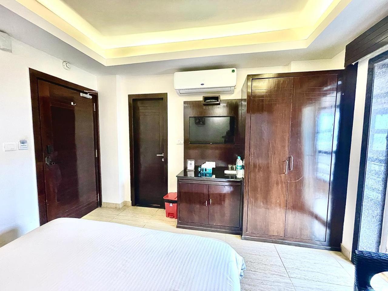 Gr Palace, In Front Of Sea-Beach With Breakfast, Swimming-Pool, Fully Air-Conditioned, Hotel With Parking Availability 푸리 외부 사진