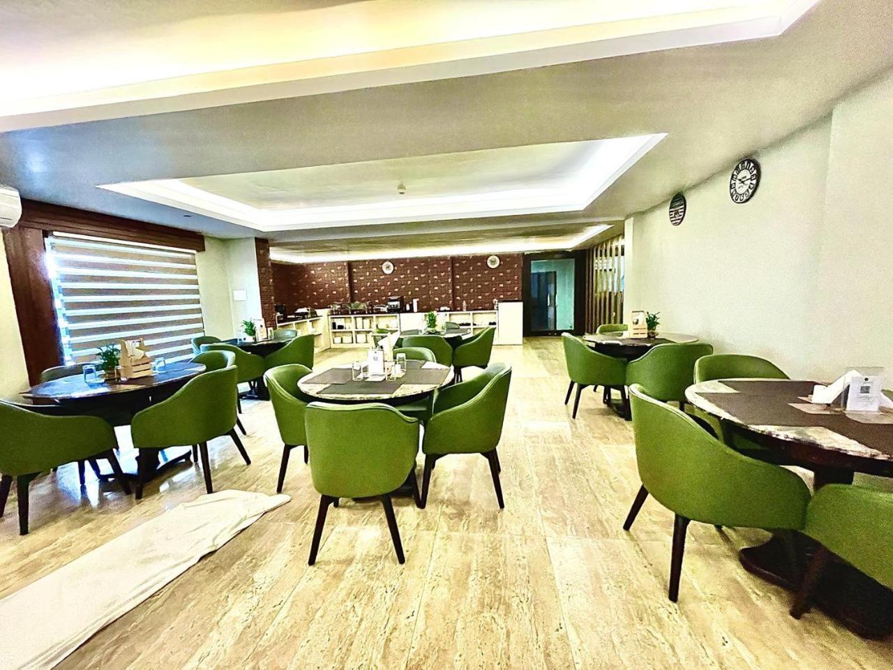 Gr Palace, In Front Of Sea-Beach With Breakfast, Swimming-Pool, Fully Air-Conditioned, Hotel With Parking Availability 푸리 외부 사진
