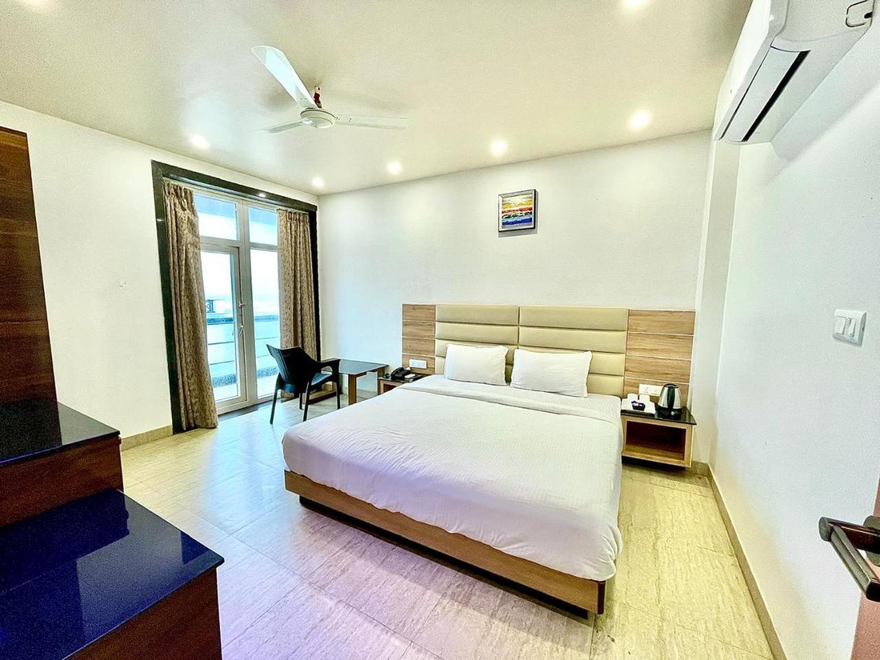 Gr Palace, In Front Of Sea-Beach With Breakfast, Swimming-Pool, Fully Air-Conditioned, Hotel With Parking Availability 푸리 외부 사진