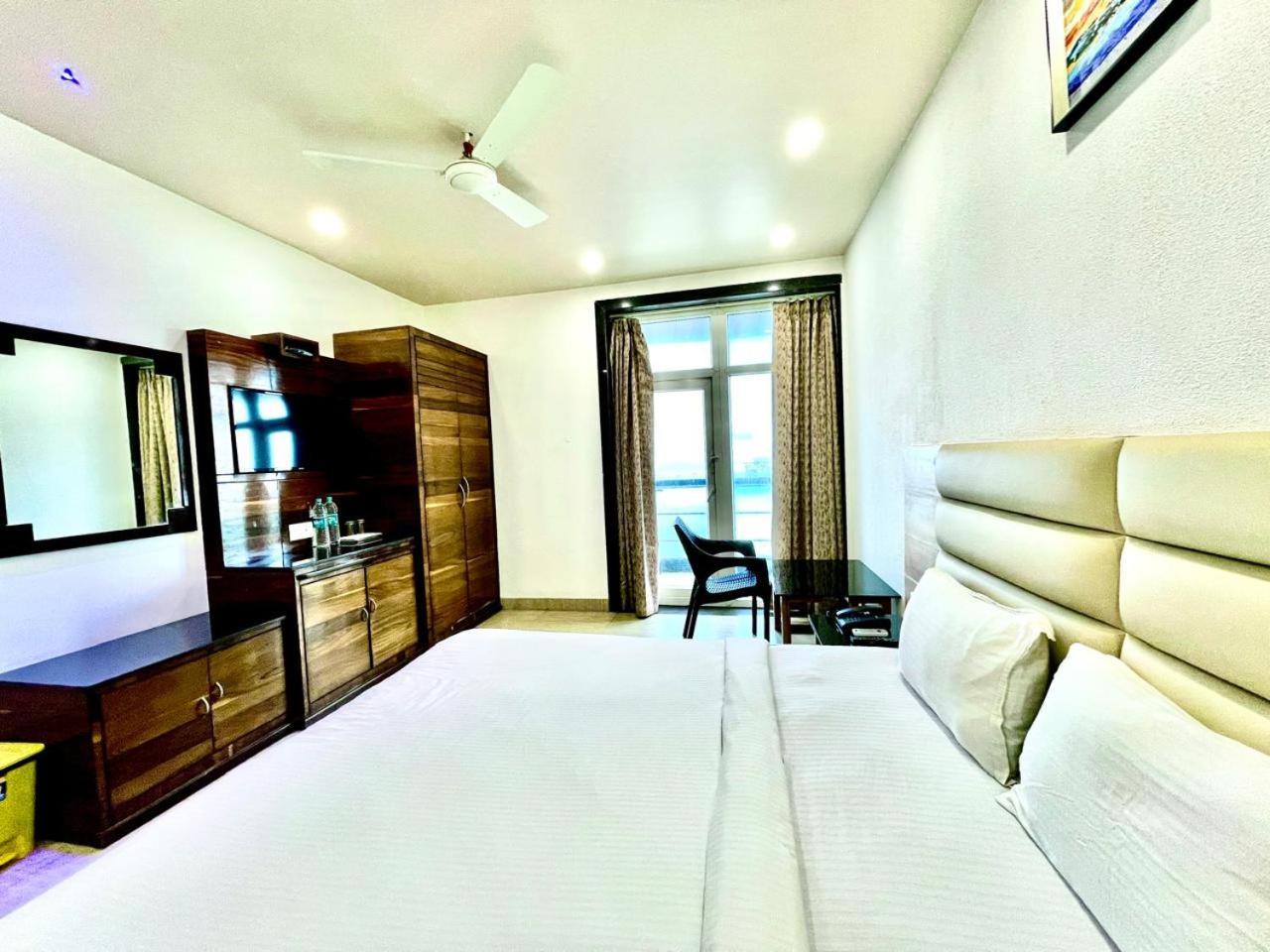 Gr Palace, In Front Of Sea-Beach With Breakfast, Swimming-Pool, Fully Air-Conditioned, Hotel With Parking Availability 푸리 외부 사진