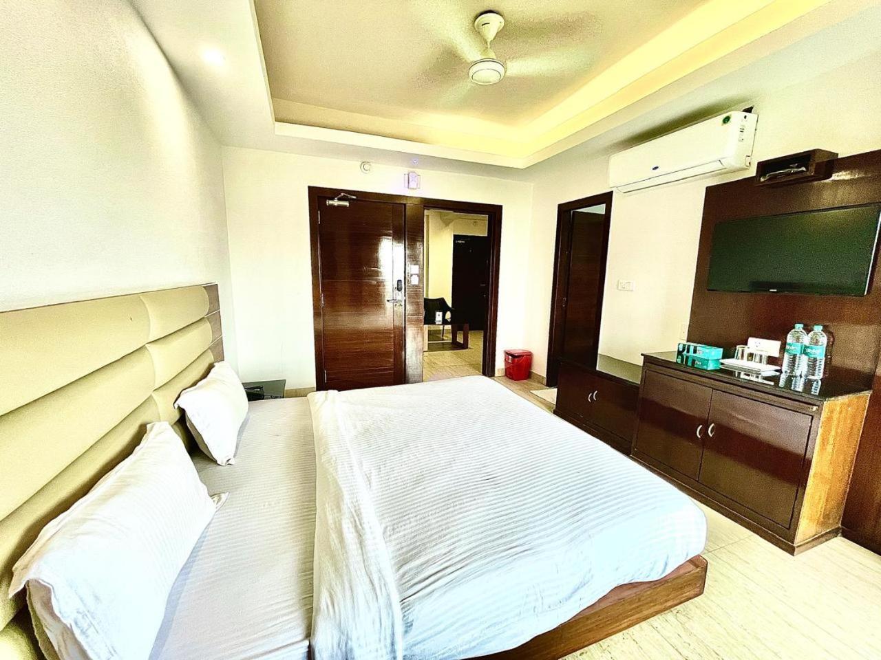 Gr Palace, In Front Of Sea-Beach With Breakfast, Swimming-Pool, Fully Air-Conditioned, Hotel With Parking Availability 푸리 외부 사진